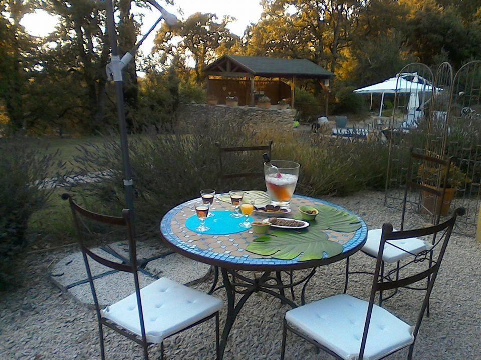 Le Mas Des Pierres Blanches Bed & Breakfast Venasque Oda fotoğraf